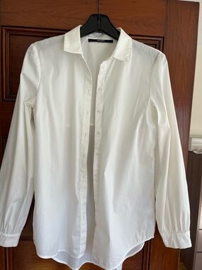 GUESS Classic White Button-Down Shirt